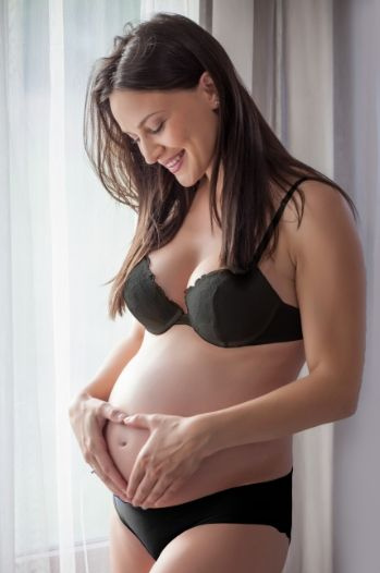 Braguitas menstruales durante el puerperio: ¿cuándo sí y cuándo es mejor utilizar compresas?
