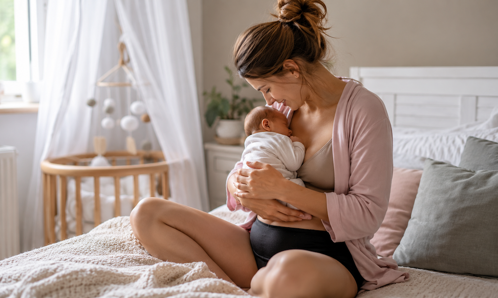 Braguitas menstruales durante el postparto: ¿cuándo sí y cuándo es mejor utilizar compresas?